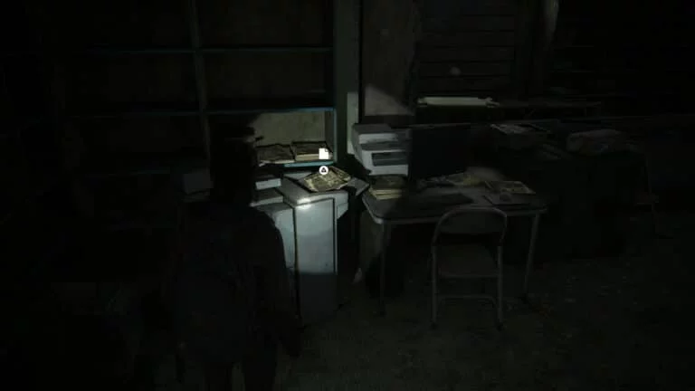 Auf einem Kopierer in einem dunklen Raum in The Last of Us 2 liegt das Artefakt Kommt zur WLF-Notiz