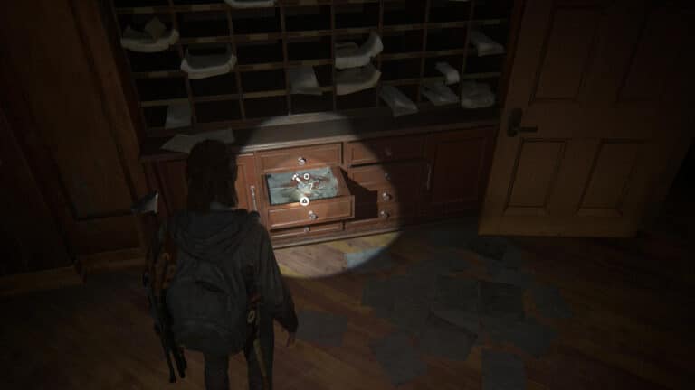 Upgrade-Teile in Schublade hinter Rezeption unter Postfächern im Serevena Hotel in The Last of Us 2