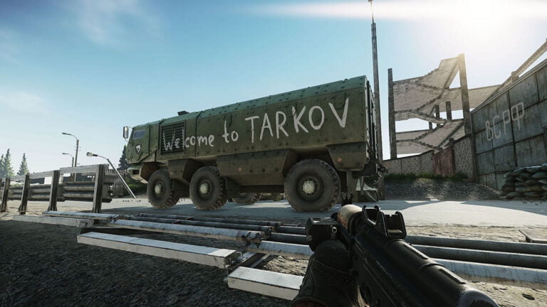 Hier sieht man ein Militärfahrzeug mit der Aufschrift „Welcome to Tarkov“.