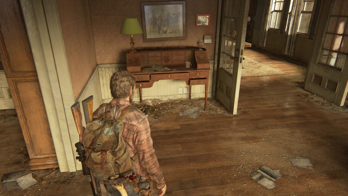 Auf diesem alten Tisch liegt der Fireflay-Anhänger im Framhaus in The Last of Us Part 1. 