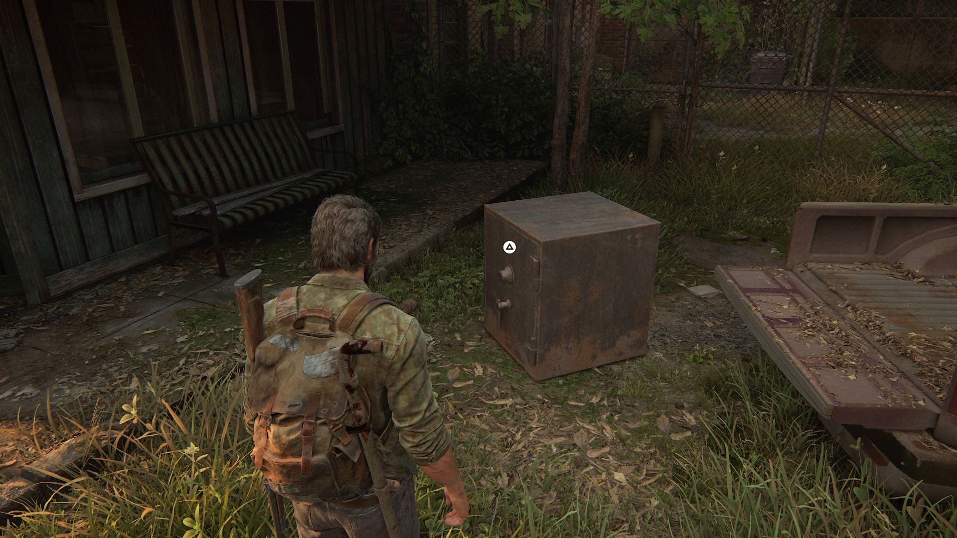 Joel steht in The Last of Us Part 1 vor einem von vier versteckten Safes.