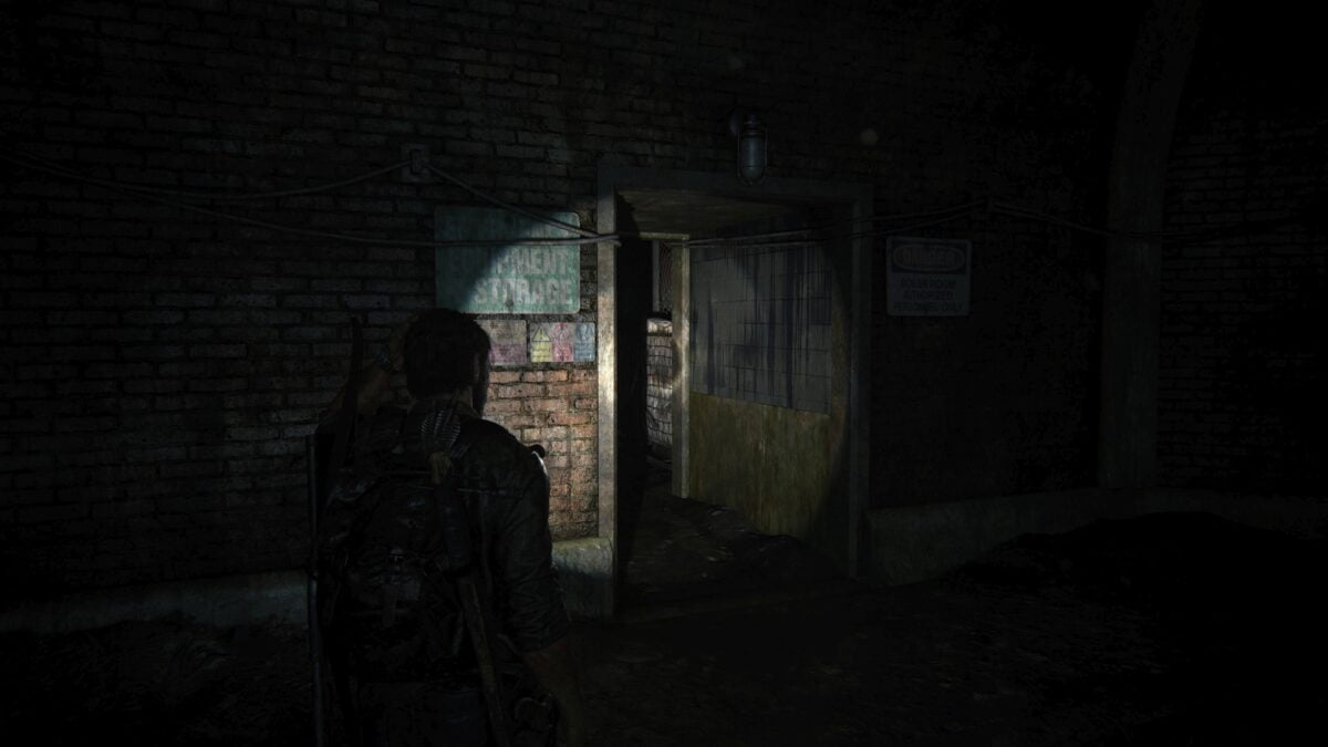 Hinter dieser Tür im Korridor der Kanalisation steht die dritte Werkzeugkiste in The Last of Us Part 1