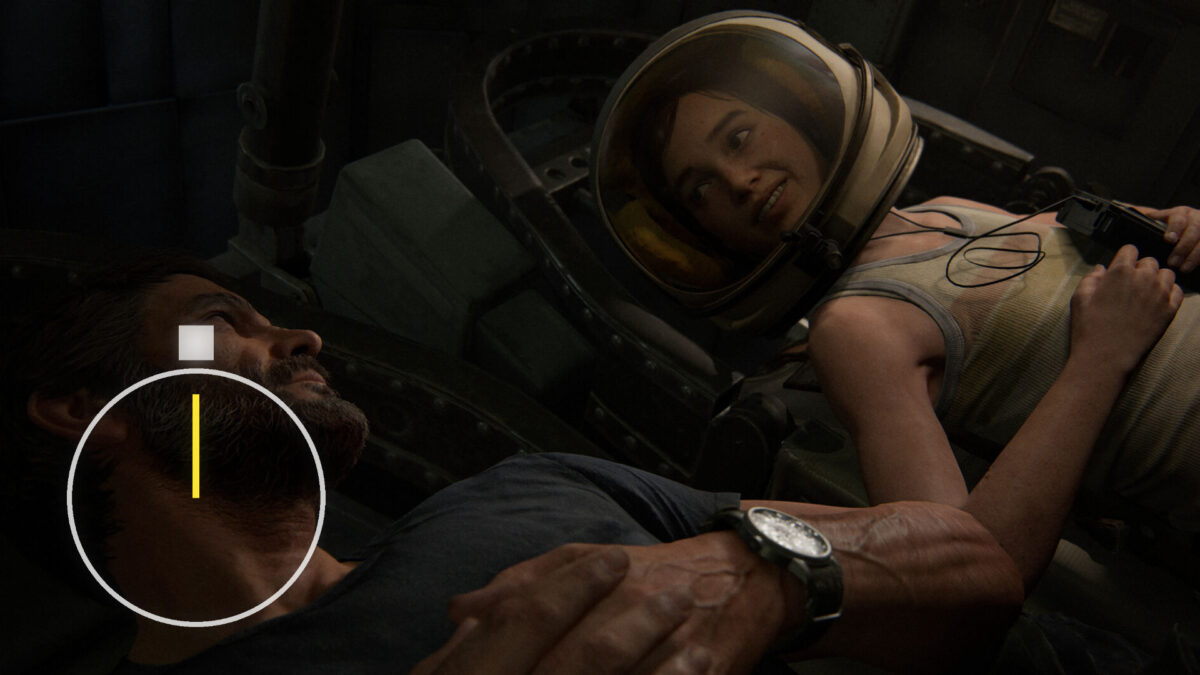 Ellie und Joel liegen nebeneinander. Ellie trägt dabei einen Helm.