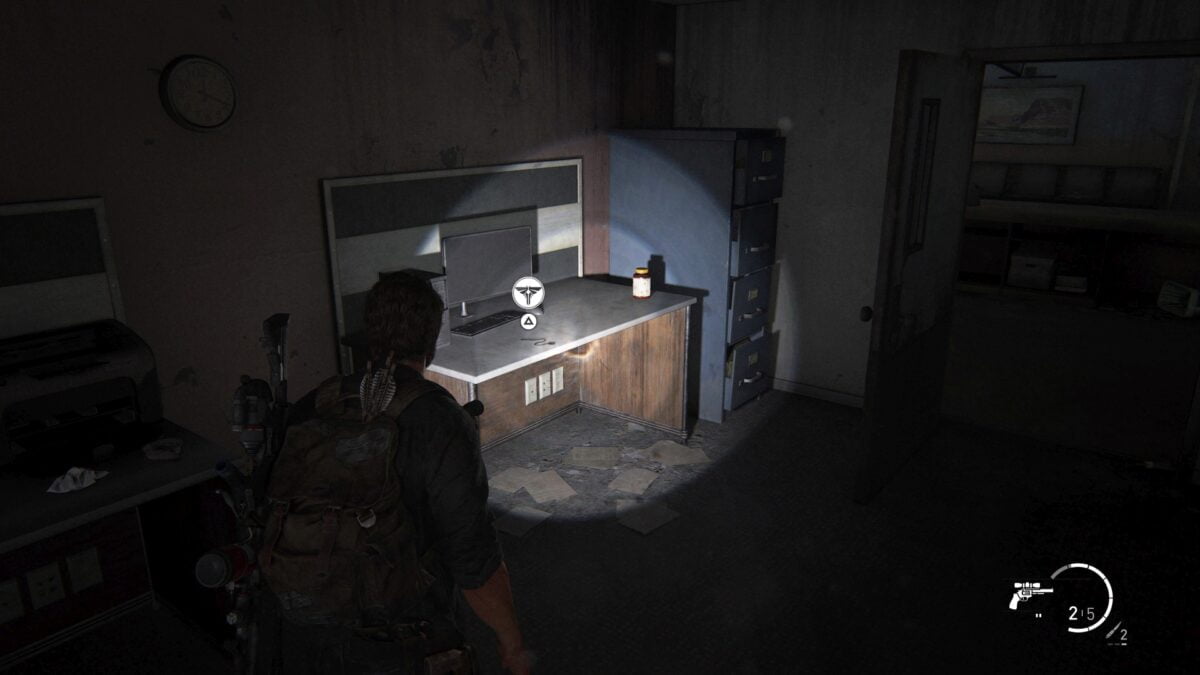 Der letzte Firefly-Anhänger in The Last of Us Part 1 liegt in diesem versperrten Zimmer.