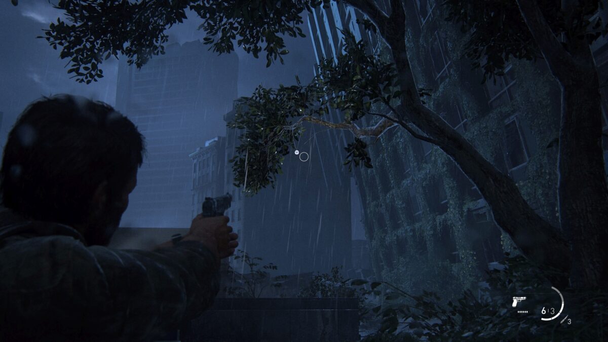 Wieder einer dieser fliegenden Firefly-Anhänger in The Last of Us Part 1, der auf einem Baum gelandet ist. 