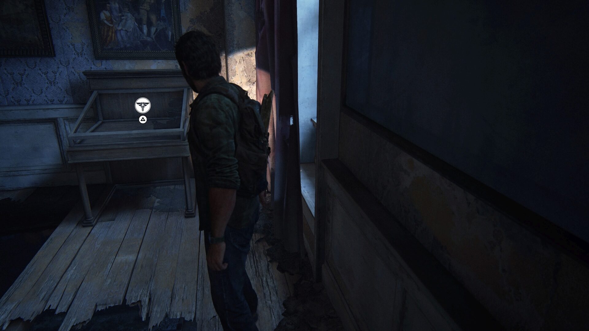 Schiebt euch hier an der Wand entlang, um zum fünften Firefly-Anhänger in The Last of Us Part 1 zu kommen.