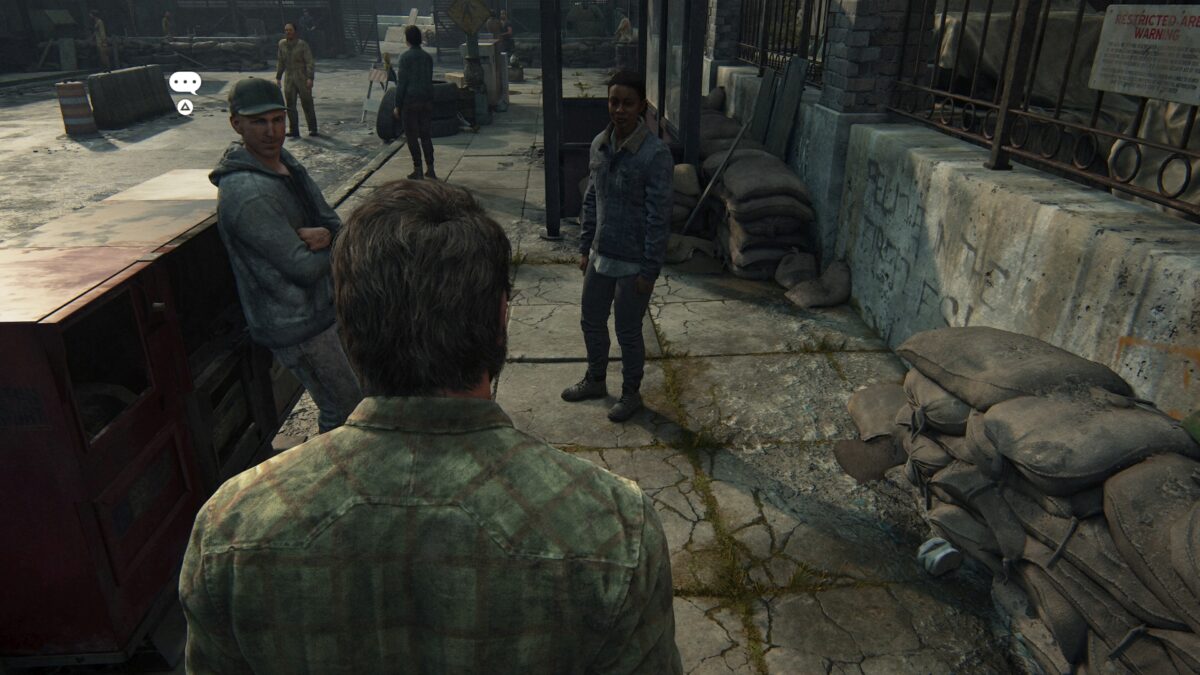 Bei diesen beiden Passanten ergibt sich das erste freiwillige Gespräch in The Last of Us Part 1.