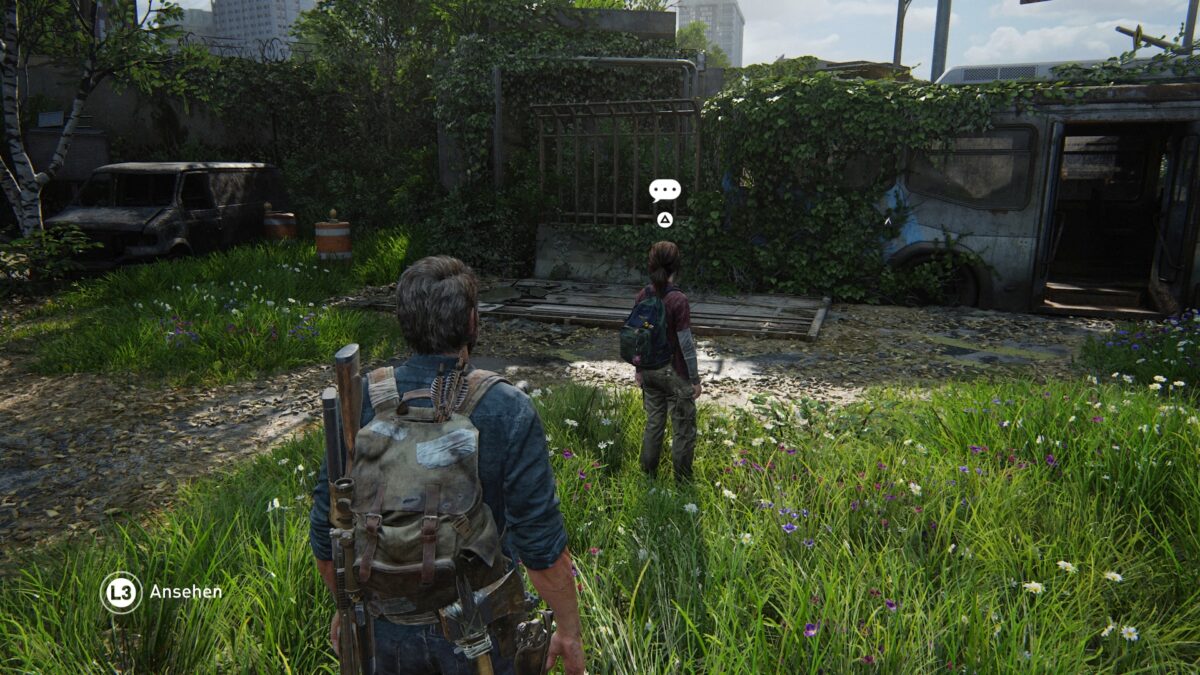 Im letzten freiwilligen Gespräch in The Last of Us Part 1 übergibt Ellie Joel ein Geschenk.
