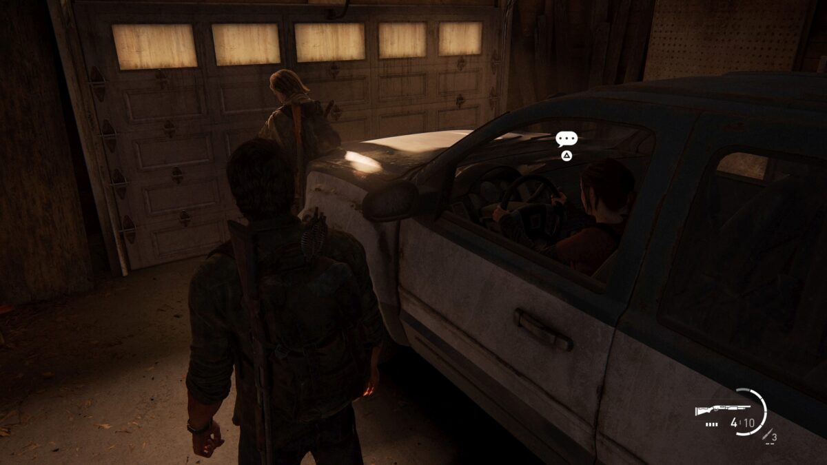 Sprecht Ellie im Auto für eines der freiwilligen Gespräche in The Last of Us Part 1 an. 