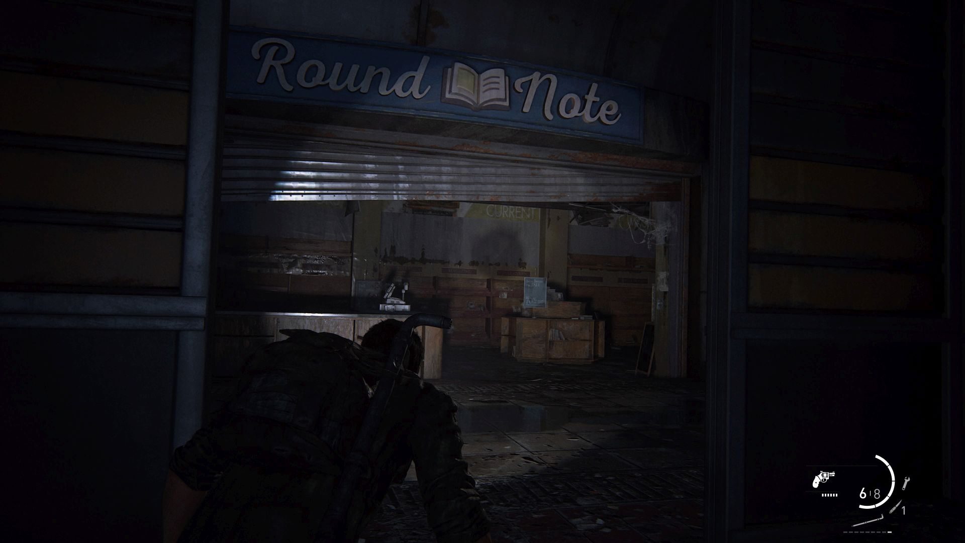 Joel schleicht in The Last of Us Part 1 in den Bücherladen "Round Note", um einen Safe zu finden.