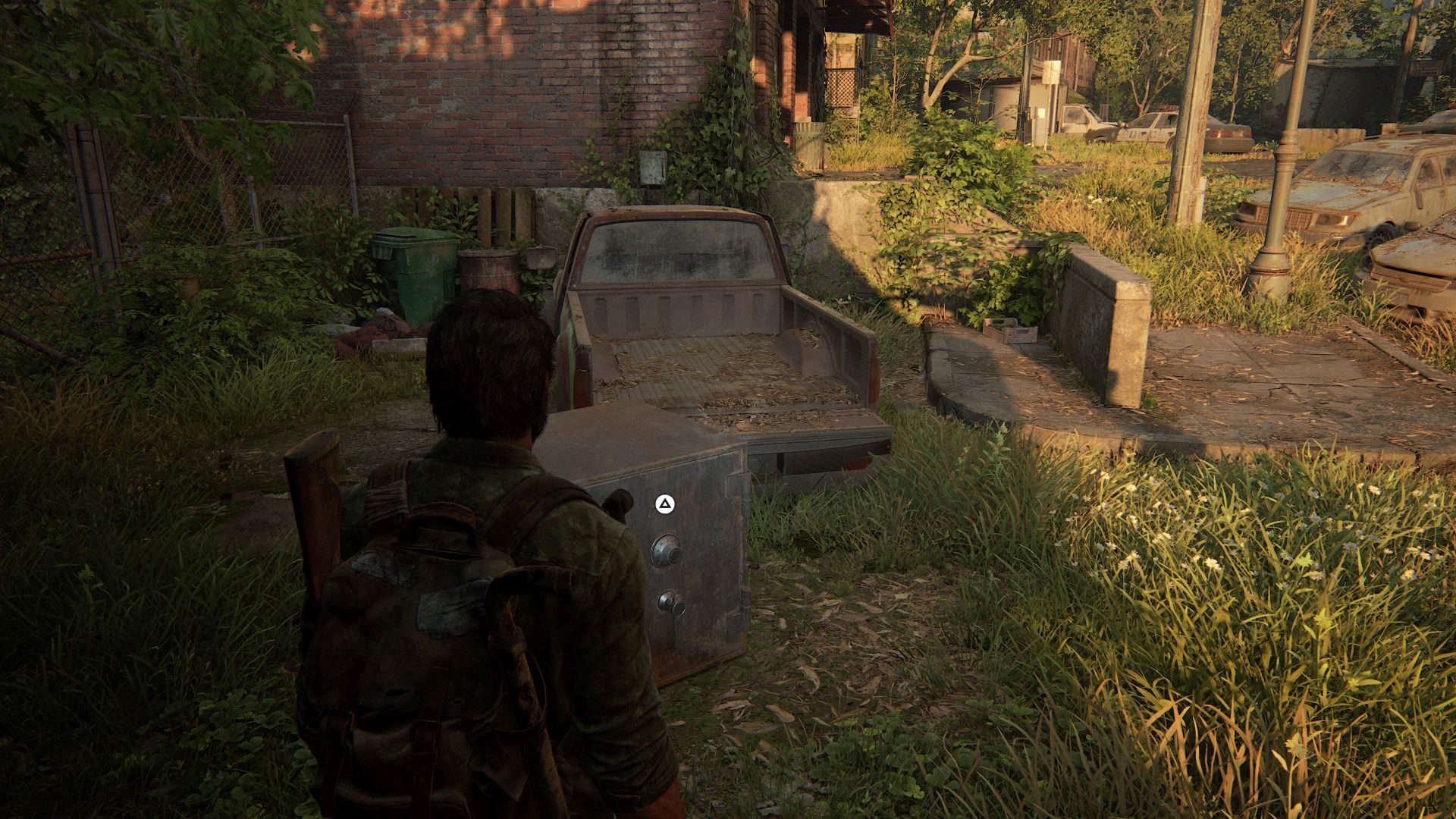 Joel steht in The Last of Us Part 1 vor einem Safe in Bills Stadt.