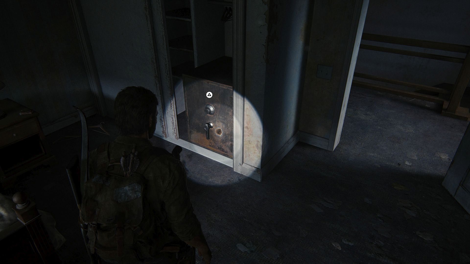 Joel steht in The Last of Us Part 1 vor einem Safe, der in einem Kleiderschrank platziert ist.