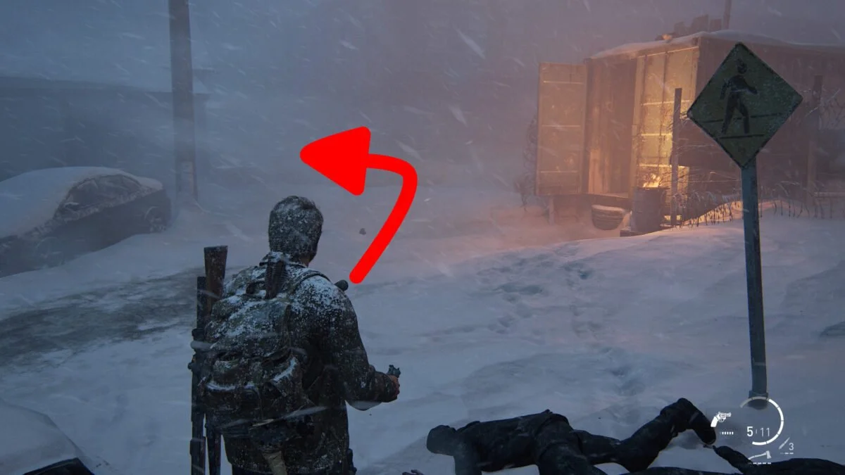 Folgt dem roten Pfeil und ihr erreicht eine Hütte, in der ihr das elfte Trainingsbuch in The Last of Us Part 1 findet.
