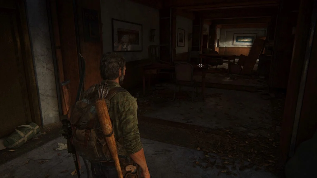 Auf diesem Tisch nach den Aufzuügen im Hotel findet ihr das vierte Trainingsbuch in The Last of Us Part 1.