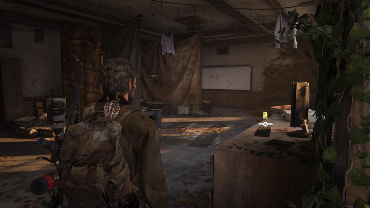 Auf diesem Schreibtisch liegt das neunte Trainingsbuch in The Last of Us Part 1.