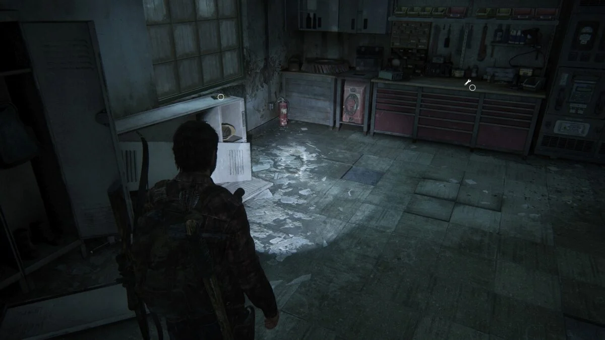 Das achte Trainingsbuch in The Last of Us Part 1 liegt gleich neben einer Werkbank.