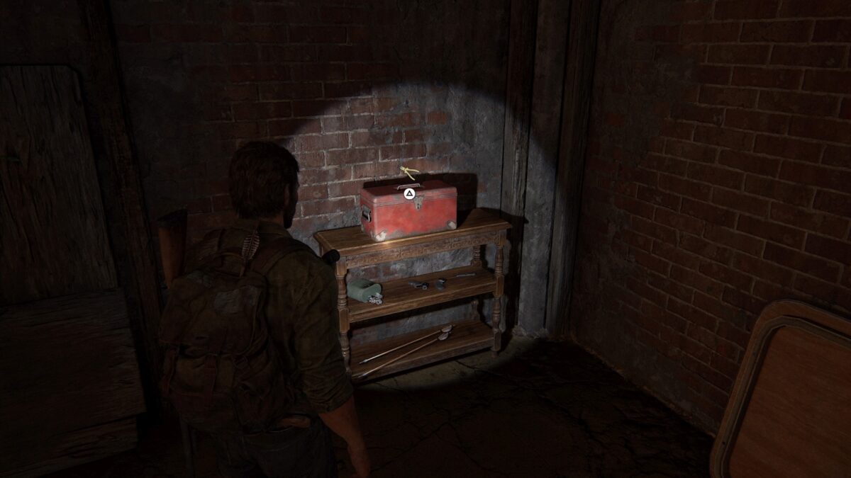 In dieser dunklen Ecke von Bills Unterschlupf unter der Kirche findet ihr die erste Werkzeugkiste in The Last of Us Part 1.