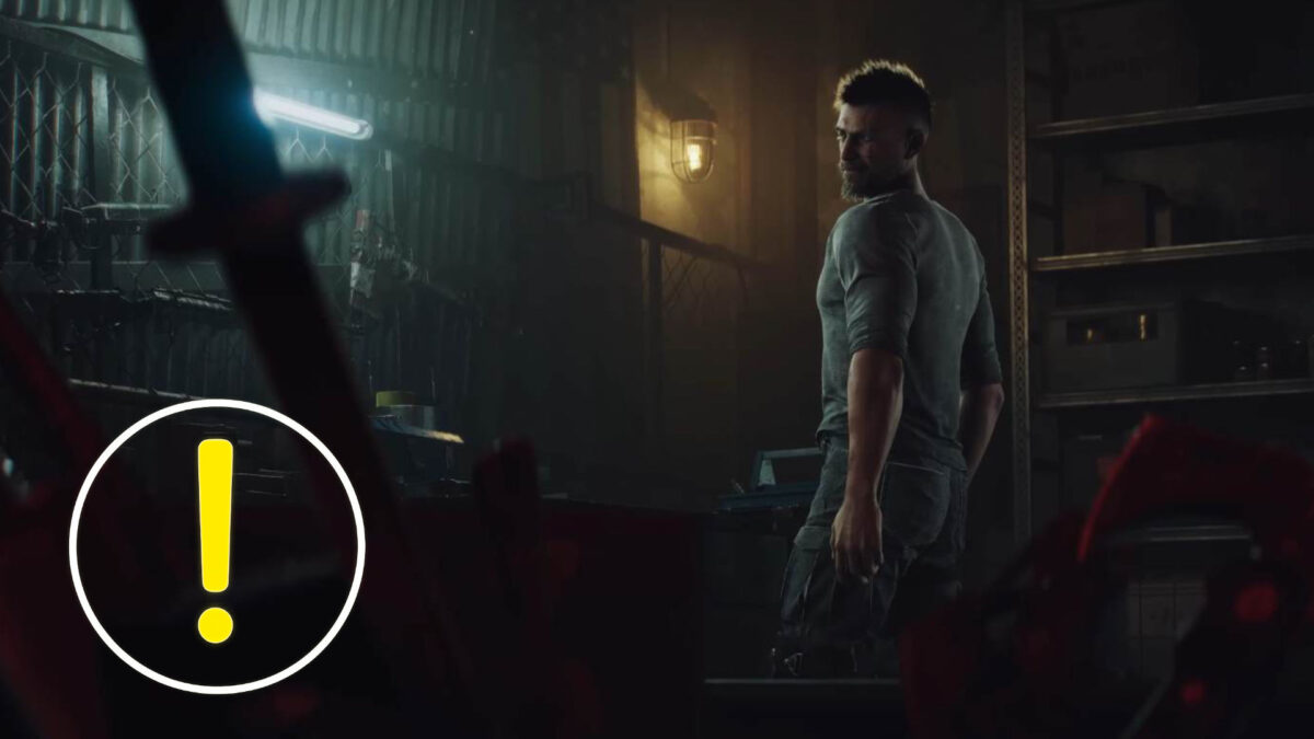 Ein Mann steht in einer Halle und schaut zur Seite.