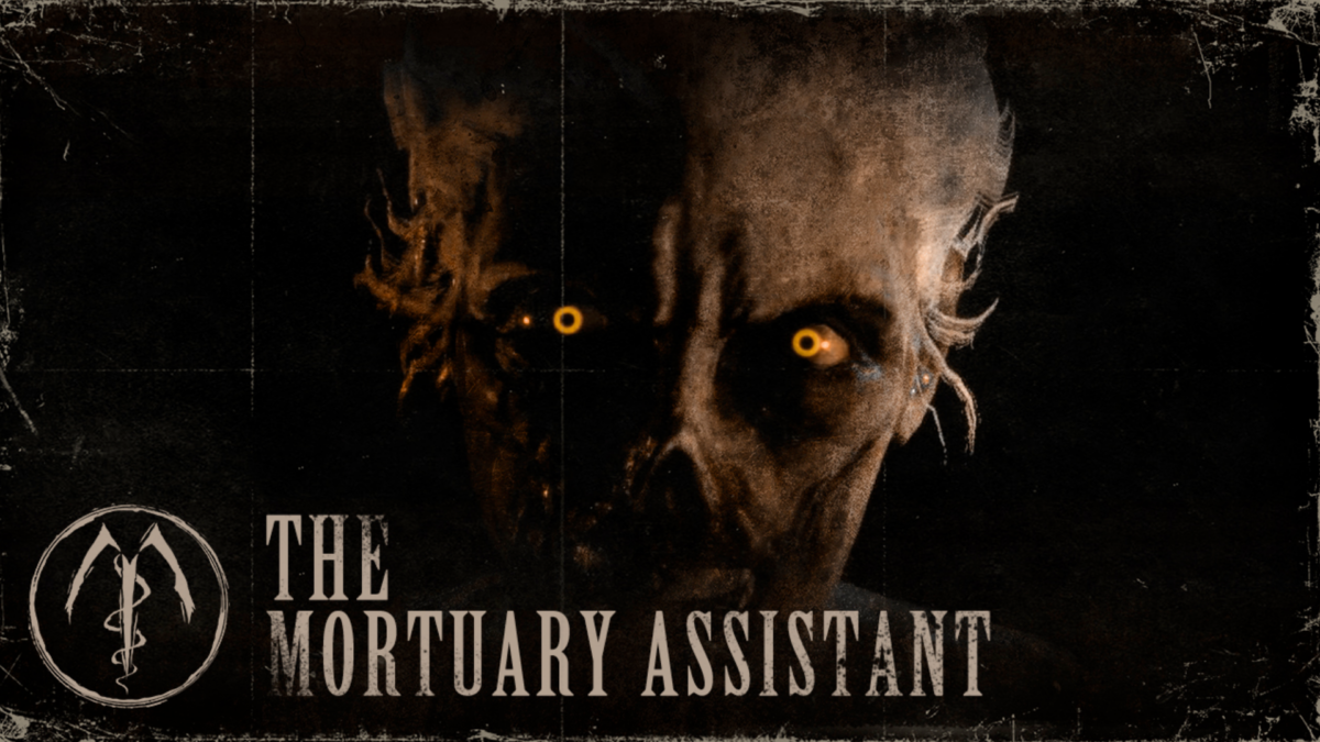 The Mortuary Assistant: Ein Monster schaut hinter dem Logo hervor.