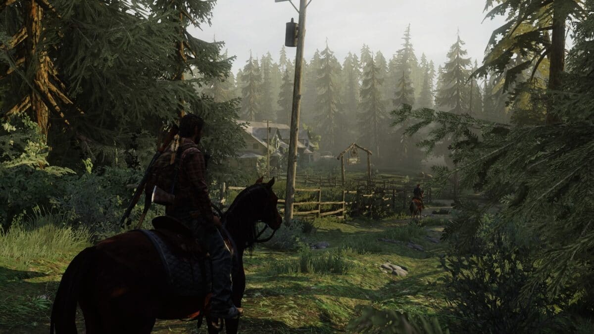 Joel sitzt auf einem Pferd vor einem verlassenen Farmhaus