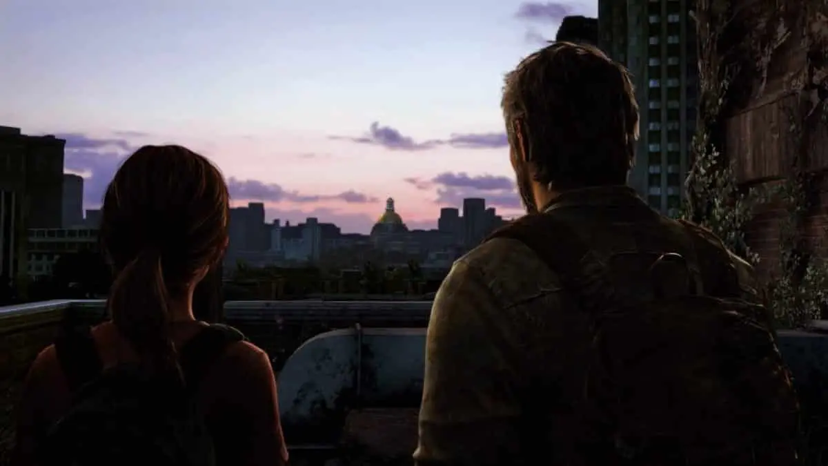 Joel und Ellie blicken von einem Dach in den Sonnenuntergang