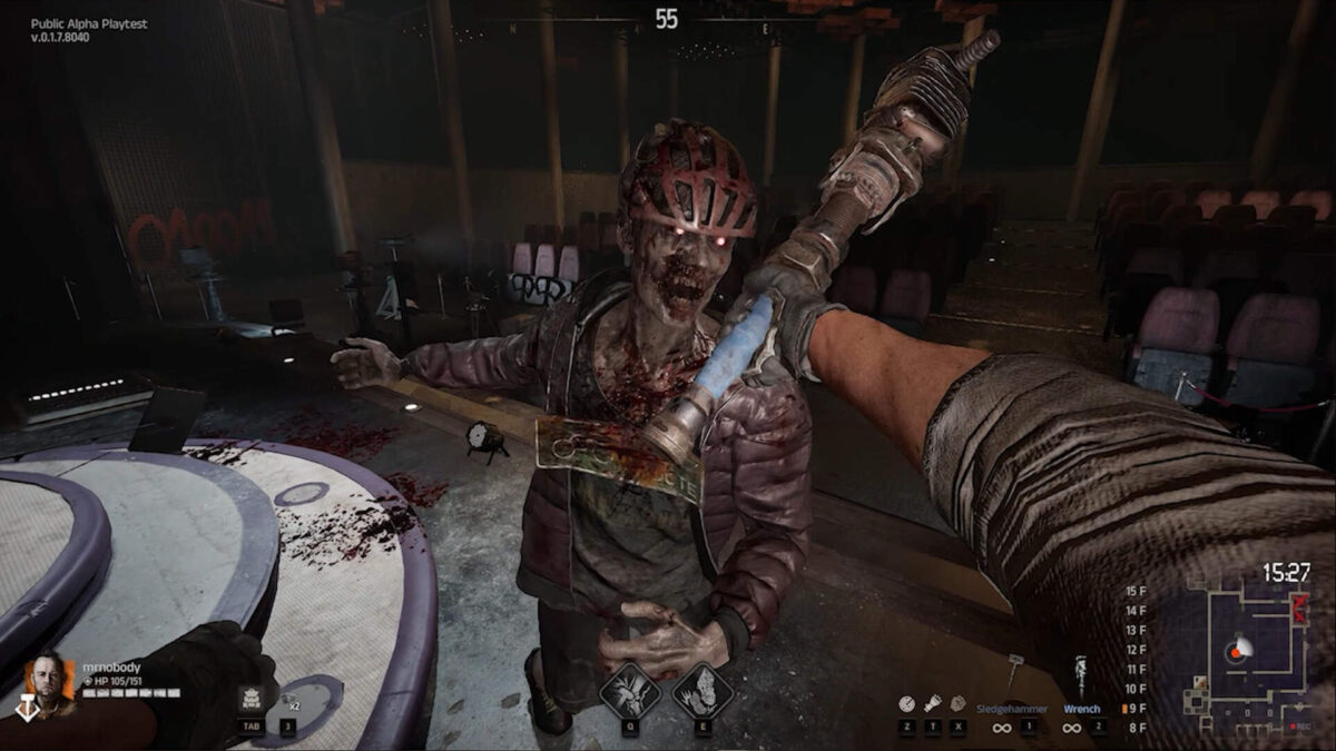 Ein Mann schlägt auf einen Zombie mit Helm vor ihm.