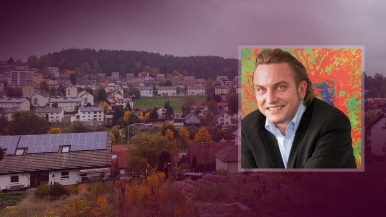 St. Georgen im Schwarzwald mit Wohnhäusern und Solardach, dazu eingeblendetes Porträt von Martin Zimmermann vor farbigem Hintergrund.