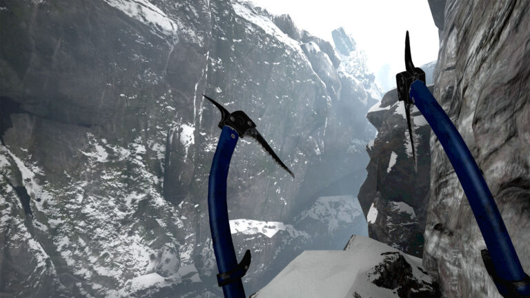 Blick aus der Ich-Perspektive auf zwei blaue Eispickel vor steiler, schneebedeckter Gebirgsschlucht beim Winterbergsteigen.