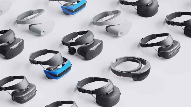 Verschiedene Windows Mixed Reality VR-Brillen liegen aufgereiht auf weißem Hintergrund.
