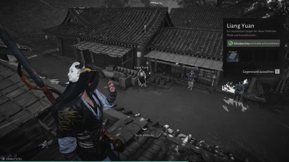 Screenshot aus einem Videospiel: Die Spielfigur mit langer schwarzer Haarpracht und weißer Maske steht erhöht auf einem Dach und blickt auf einen kleinen Hof mit traditionellen Holzhäusern. Unten steht die NPC-Figur „Liang Yuan“, markiert durch ein Iconsymbol und ein Interaktionsmenü auf der rechten Seite. Zwei weitere NPCs stehen in der Nähe, während am unteren Bildschirmrand „Nicht entdeckt“ angezeigt wird.