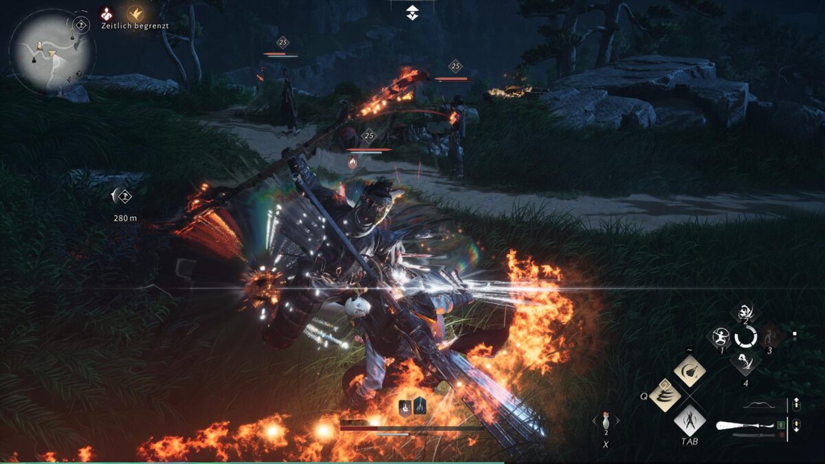 Dynamische Kampfszene bei Nacht: Der Spielercharakter schleudert einen brennenden Stangenwaffen-Angriff auf einen gepanzerten Gegner, während mehrere Feinde mit Level-Anzeige im Hintergrund stehen; Funken, Feuer und Bewegungseffekte dominieren den Vordergrund.