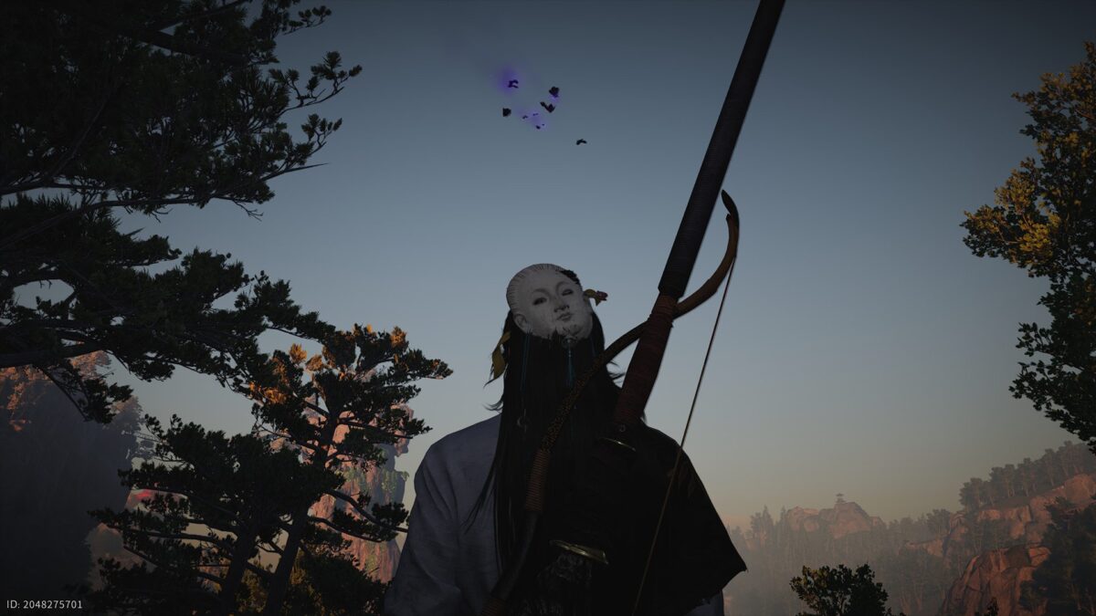 „Düstere Fantasy-Figur mit weißer Maske und langem Haar steht mit einem großen Bogen im Rücken vor einer bewaldeten Felslandschaft bei Sonnenuntergang; am Himmel schweben dunkle, violett glimmende Partikel.“