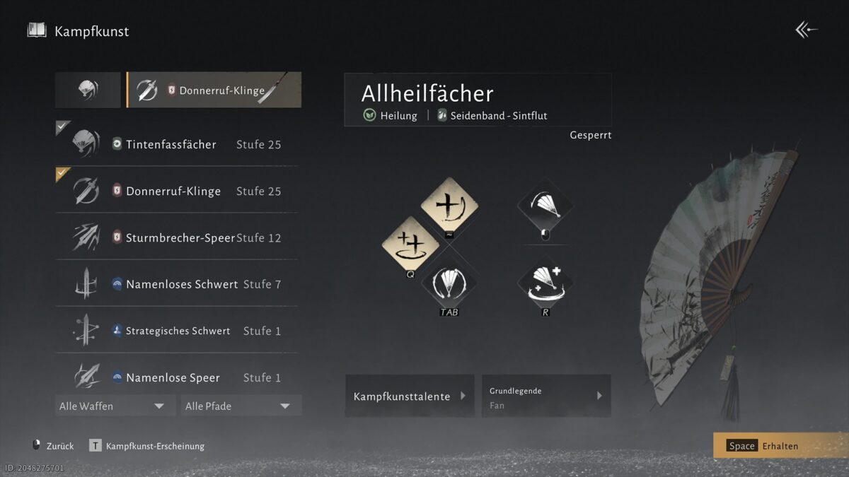 Menü „Kampfkunst“ mit einer Waffenliste links, darunter Donneruf-Klinge, Tintenfassfächer, Sturmbrecher-Speer und weitere. Rechts werden die Fähigkeiten des gesperrten „Allheilfächer“ angezeigt – inklusive Heilungs-Skillsymbolen und Tastenbelegung. Rechts daneben ist ein dekorativer Fächer als 3D-Modell eingeblendet.