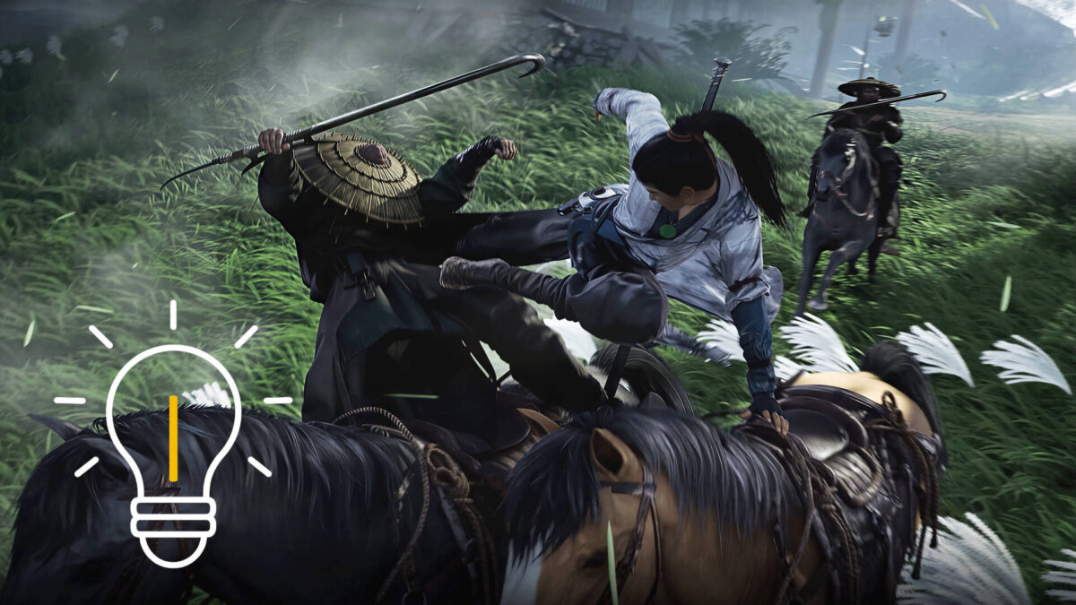 Ein Kämpfer tritt einem Gegner gegen den Brustkorb.