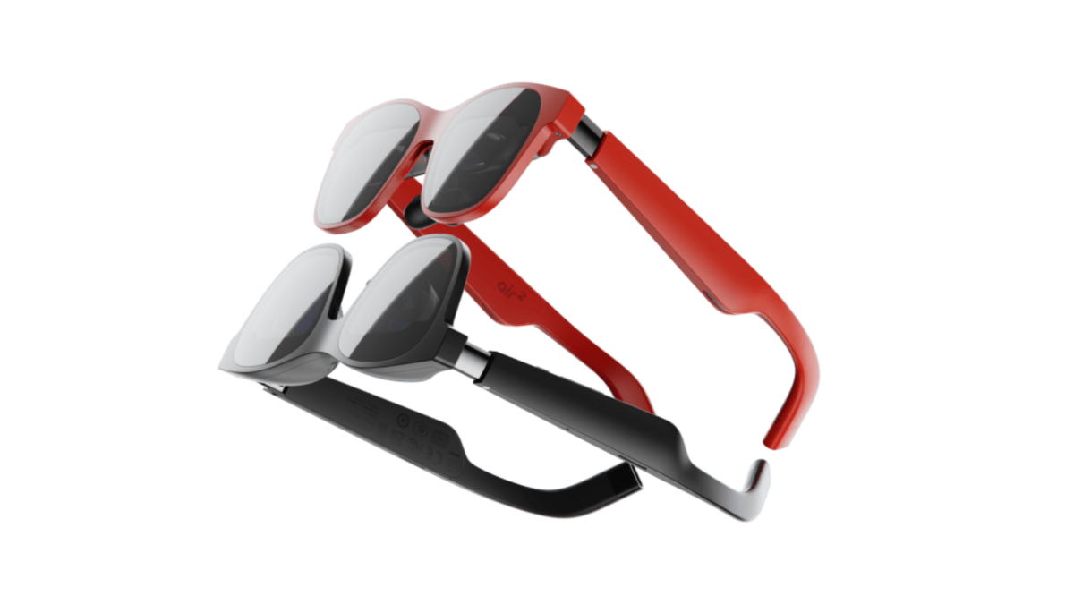 Eine schwarze und eine rote Sonnenbrille auf weißem Hintergrund.