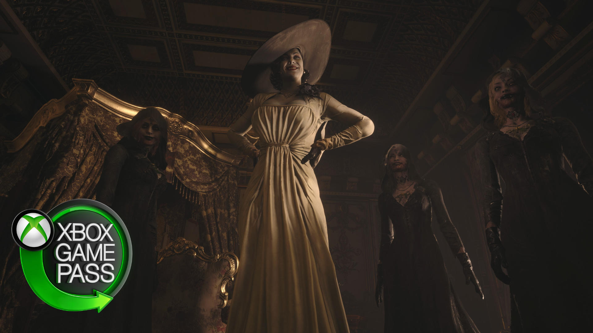 Eine Frau in weißem Kleid und großem Hut schaut lächelnd in die Kamera. Neben ihr weitere Frauen in dunkler Kleidung.