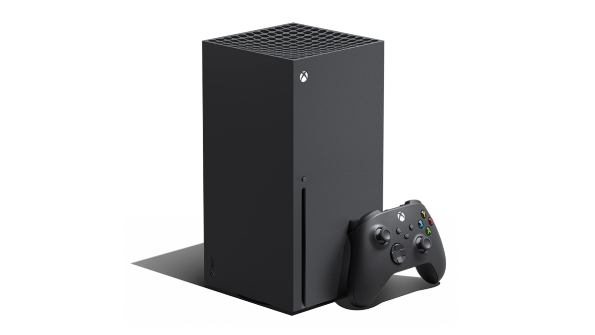 Eine Xbox Series X mit Controller auf weißem Hintergrund.