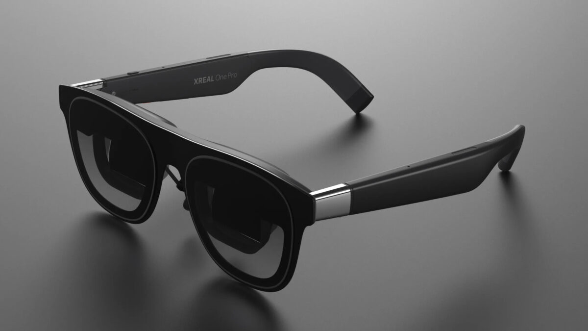 Eine schwarze Sonnenbrille auf dunklem Hintergrund.