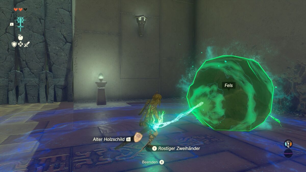 Link kombiniert einen rostigen Zweihänder und einen Felsbrocken in Zelda: Tears of the Kingdom.