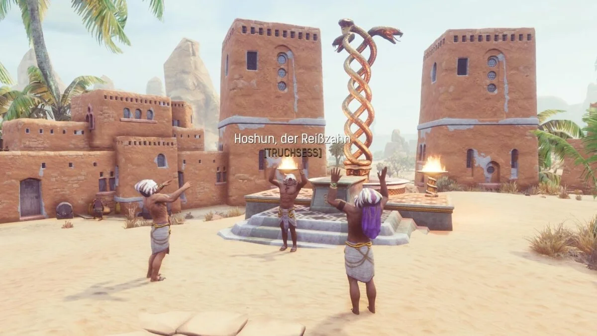 Conan Exiles drei Männer im Lendenschurz mit weißen Masken vor goldener Schlangenstatue