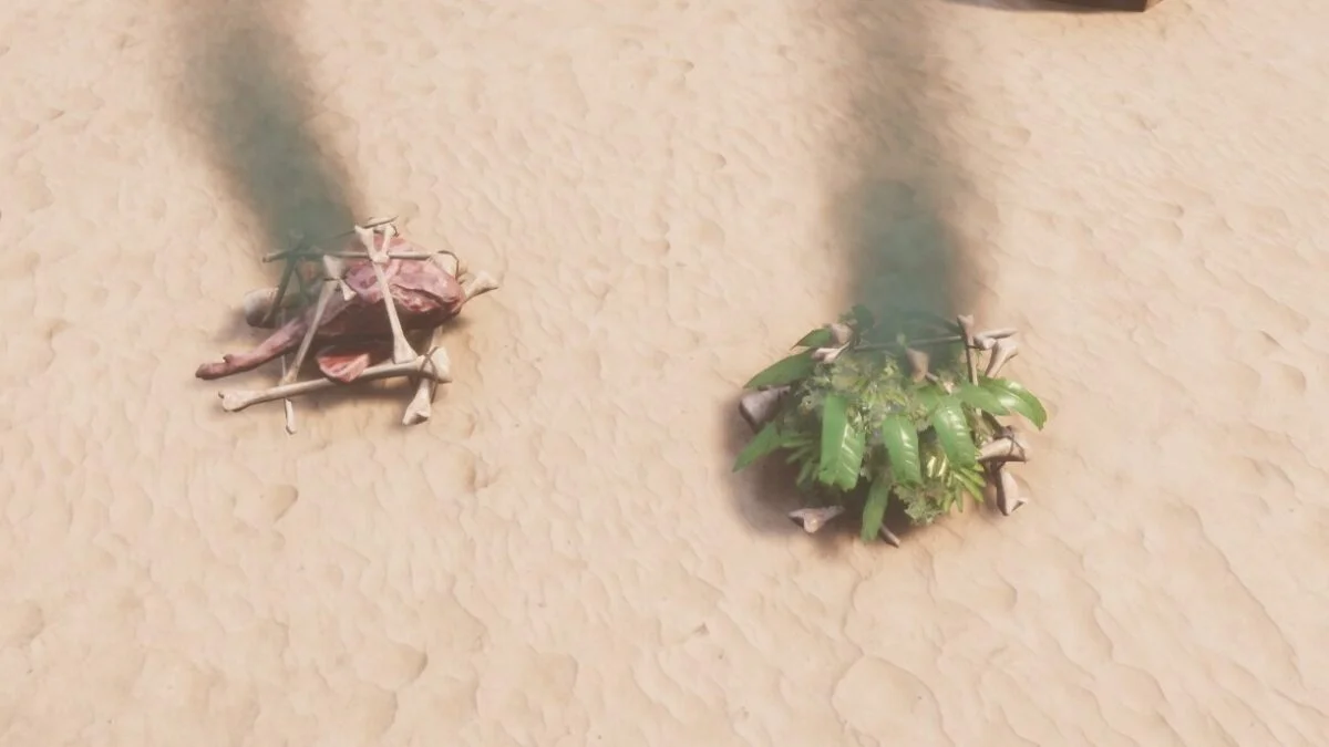 Conan Exiles Religionen zwei rauchende mit rohem Fleisch und Palmwedeln vermengte Knochenhaufen