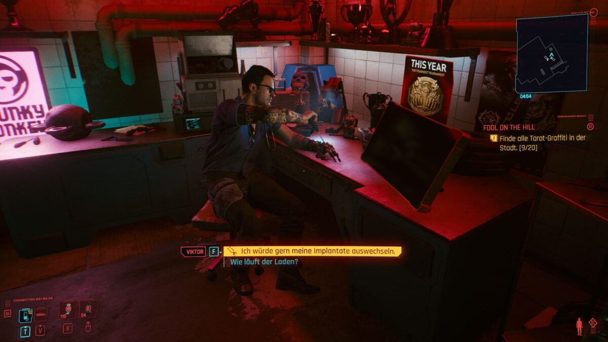 Cyberpunk 2077 Cyberware-Guide Ripperdoc Viktor Vektor sitzt an seiner Arbeitsplatte und schraubt an seiner Ausrüstung