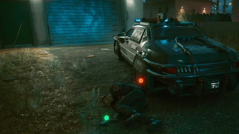 Cyberpunk 2077 Kleidung-Guide Toter Polizist liegt neben Polizeiauto vor Garage mit blauem Tor