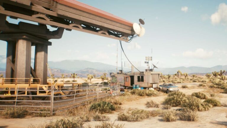 Cyberpunk 2077 Kleidung-Guide Verlotterter Trailer mit Stromkabelverhindung zu großem Solarpaneel in Wüste