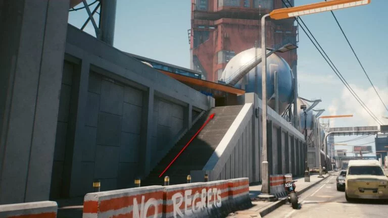 Cyberpunk 2077 Kleidung-Guide Kugelförmige Lagertanks auf einer Betongemauerten Empore mit Treppe hinauf