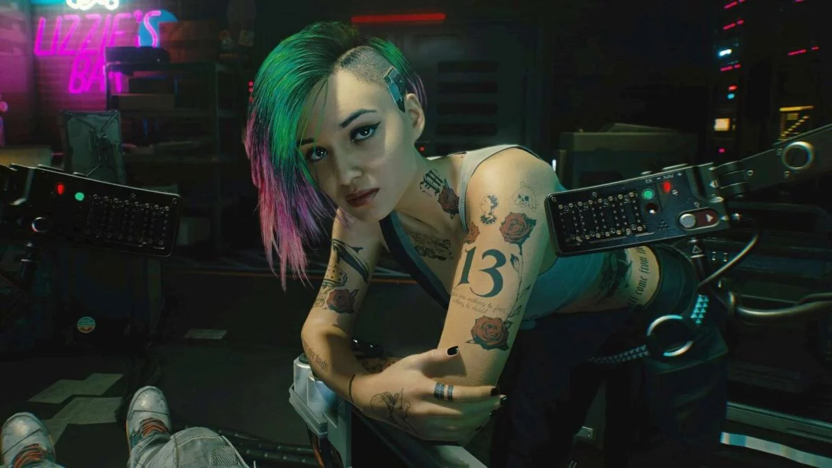 Cyberpunk 2077 Sex-Kolumne Tätowierte Frau mit grünem Undercut blickt Spieler nachdenklich an