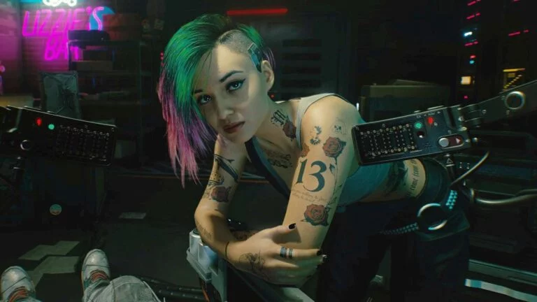 Cyberpunk 2077 Sex-Kolumne Tätowierte Frau mit grünem Undercut blickt Spieler nachdenklich an