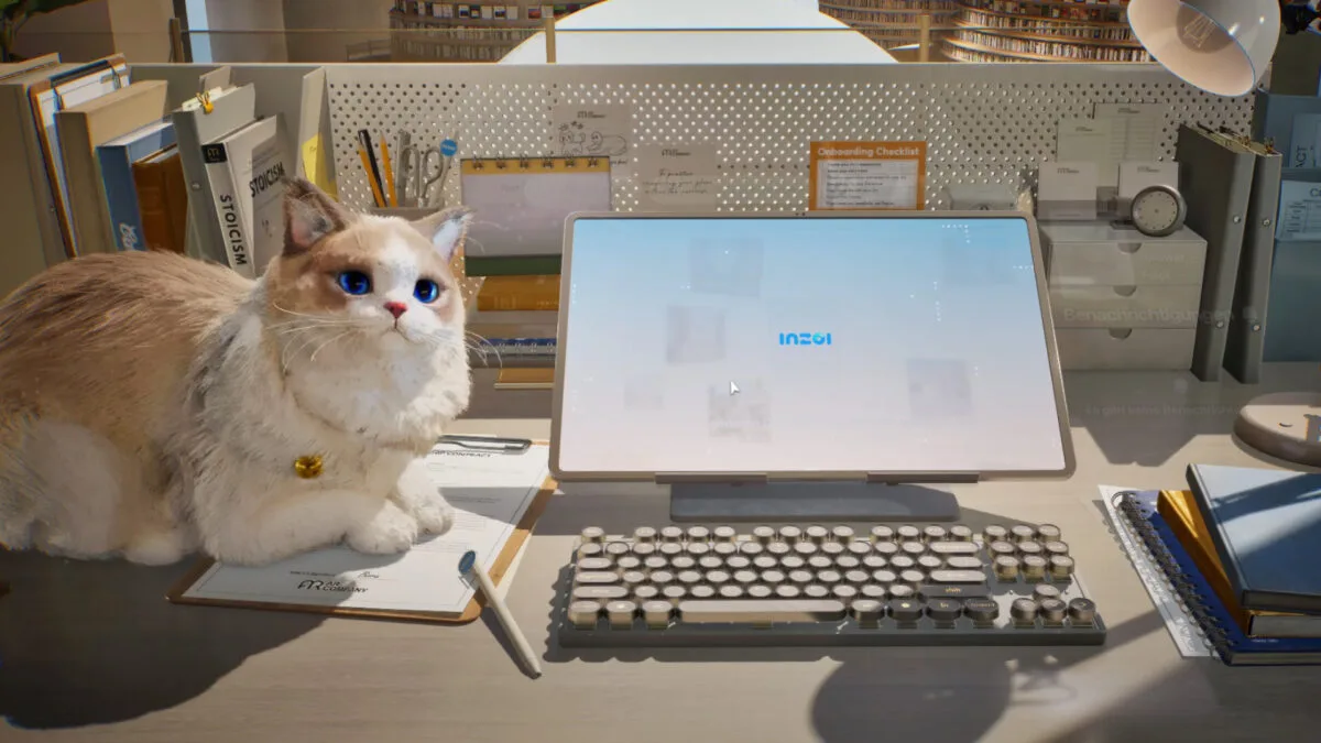 Die Katze von inZoi sitzt neben einem Computer auf einem Schreibtisch.
