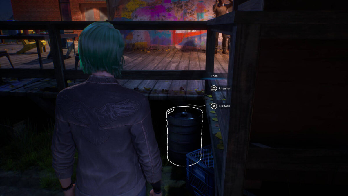 Chloe steht vor einem unscheinbaren Fass an der Snapping Turtle.