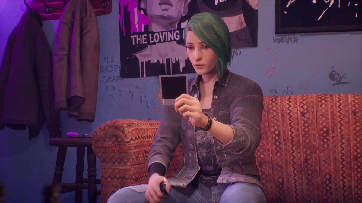 Chloe sitzt auf einer Couch und hält ein Foto sowie Feuerzeug in der Hand.